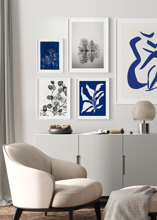 poster, botanisk illustration, vit siluett av växt mot mörkblå bakgrund, Tanja Schaub, vit ram, tavelvägg, vardagsrum.