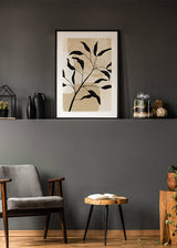 poster, botanisk illustration, svart trädgren mot beige texturerad bakgrund, Anneli Andersson, svart ram, vardagsrum.