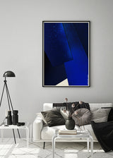 poster, abstrakt illustration, blå och svart överlappning mellan lager, Line Dahlström, svart ram, vardagsrum.