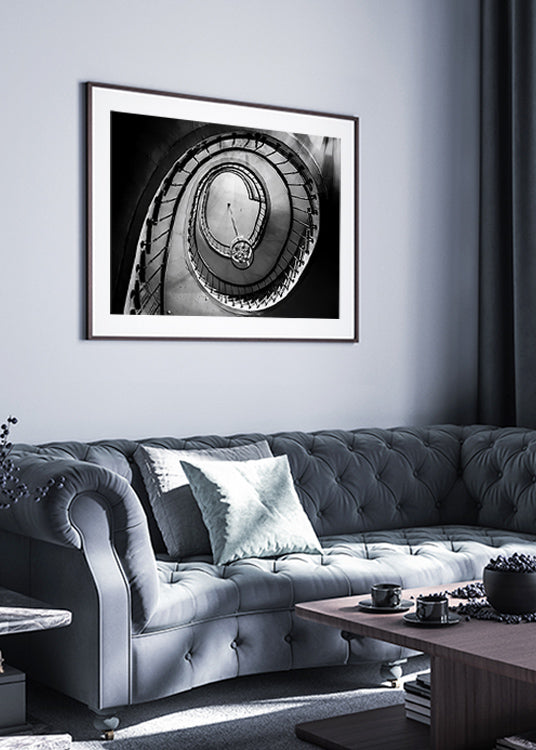 poster, svartvitt fotografi, spiraltrappa, svart ram i vardagsrum, Magdalena Martin.