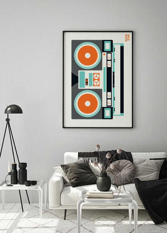 poster, färgglad grafisk illustration av ghetto blaster högtalare, Bo Lundberg, svart ram, vardagsrum.