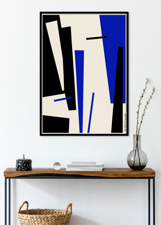 poster, grafisk Bauhaus design inspirerad illustration, svart och blå linjer mot creme vit bakgrund, Line Dahlström, svart ram, hall.
