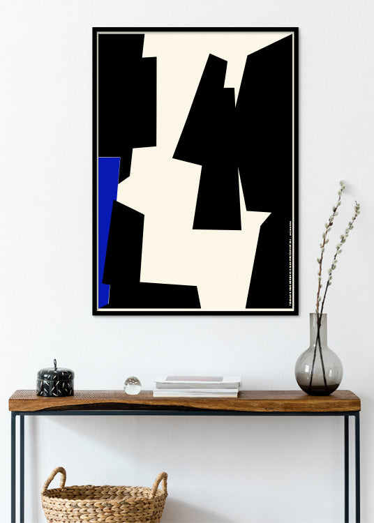 poster, grafisk illustration, svarta och blå abstrakta former mot creme vit bakgrund, Line Dahlström, svart ram, hall.
