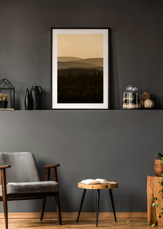 poster, fotografi, horisont svarta och gröna trädtoppar, gul himmel, svart ram, vardagsrum, Mats Jonsson.
